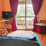 Lovely With Balcony - Near The 公寓