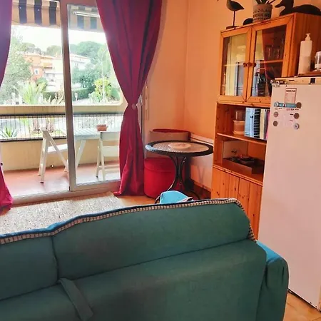 公寓 Lovely With Balcony - Near The